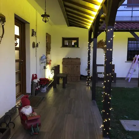 La 104 Western House