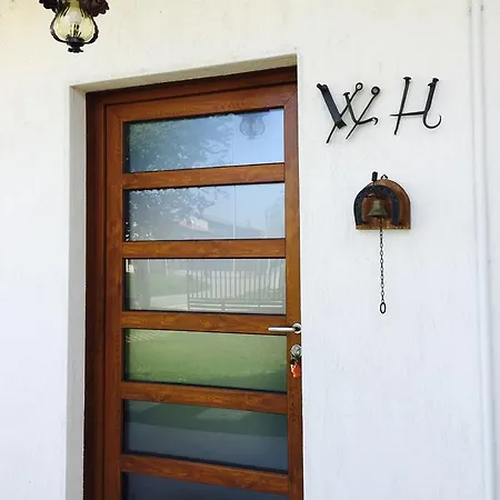 La 104 Western House