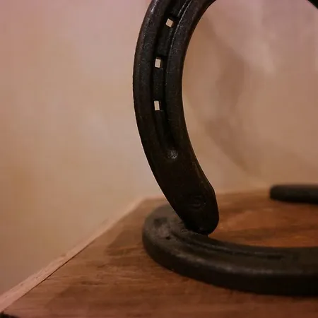 La 104 Western House